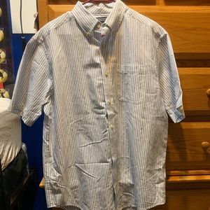 Men’s Roundtree & Yorke short sleeve shirt.
